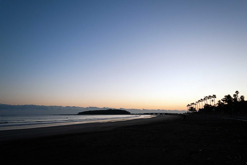 夜明け前の青島ビーチのイメージ